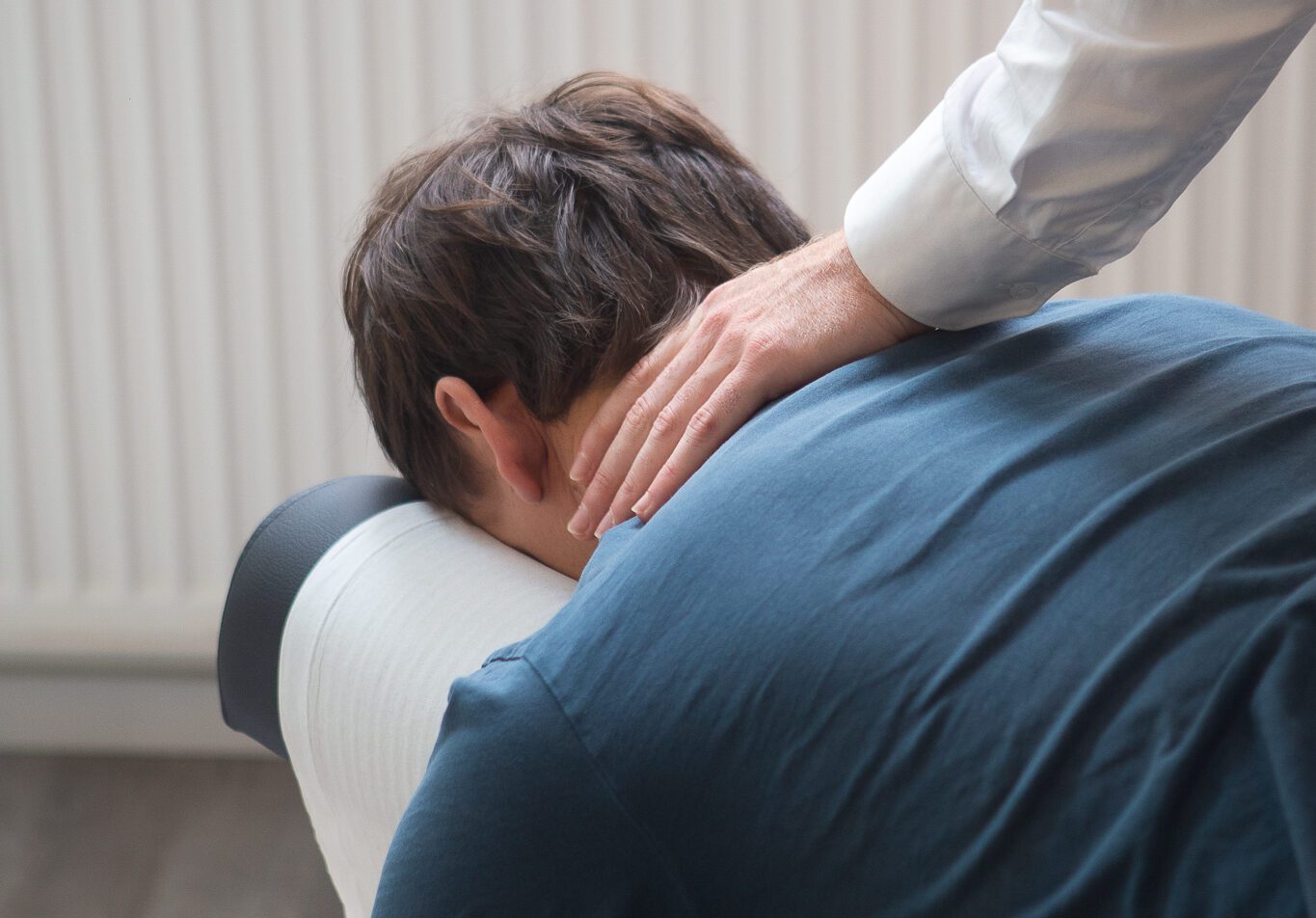 Cracking neck: why is this done?